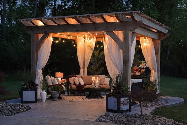 Quels matériaux utiliser pour construire une pergola en composite ?