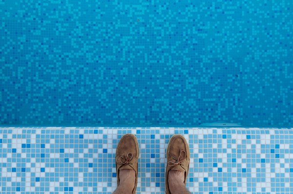 Les astuces pour prévenir et éliminer les mauvaises odeurs dans l'eau de sa piscine